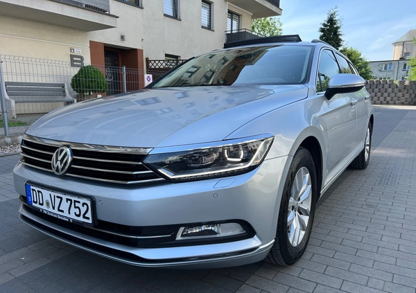 Volkswagen Passat cena 54500 przebieg: 199369, rok produkcji 2015 z Warka małe 742